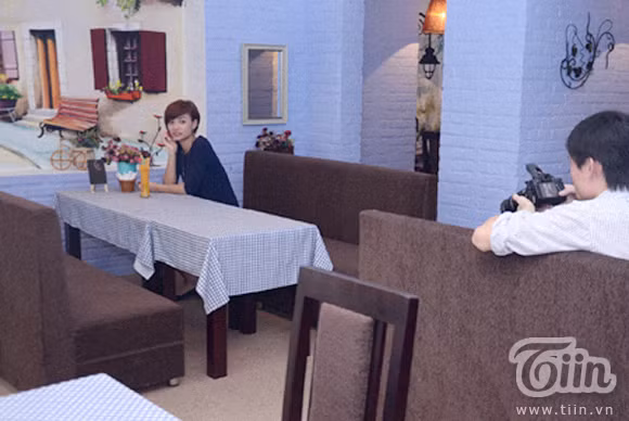 Sau một hồi ngồi trò chuyện, tình cờ gặp người quen và được đề nghị pose vài tấm hình, Hồng Quế đã rất hào hứng và nhiệt tình tạo dáng. (Theo Tiin)