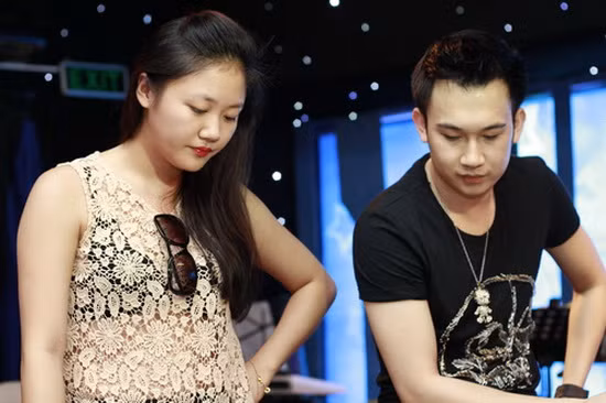 Điều bất ngờ, trong buổi luyện tập ghép nhạc với ca sĩ Dương Triệu Vũ, Văn Mai Hương ăn mặc khá "mát mẻ”. Phong cách táo bạo của nữ ca sĩ 18 tuổi khiến nhiều người bất ngờ, bởi lẽ lâu nay Văn Mai Hương rất hiếm khi mặc sexy đến vậy. (Theo Xzone) Điều bất ngờ, trong buổi luyện tập ghép nhạc với ca sĩ Dương Triệu Vũ, Văn Mai Hương ăn mặc khá "mát mẻ”. Phong cách táo bạo của nữ ca sĩ 18 tuổi khiến nhiều người bất ngờ, bởi lẽ lâu nay Văn Mai Hương rất hiếm khi mặc sexy đến vậy. (Theo Xzone)