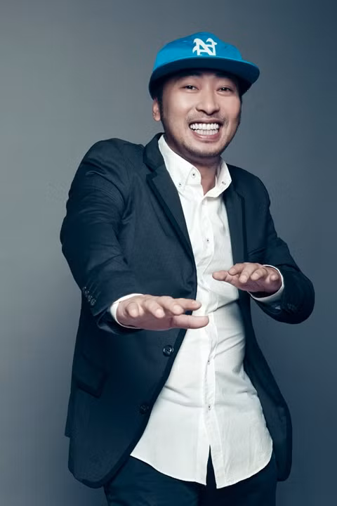 Có mặt cùng các thí sinh Top 10 VN Idol trong buổi chụp studio, đạo diễn Nguyễn Quang Dũng đã có những bức hình hài hước, vui vẻ đậm chất “Dũng khùng”. Mặc vest nhưng đội mũ hiphop, đạo diễn đã mô tả một số động tác của hip hop và những vũ điệu… Gangnam Style đang gây sốt hiện nay. Có mặt cùng các thí sinh Top 10 VN Idol trong buổi chụp studio, đạo diễn Nguyễn Quang Dũng đã có những bức hình hài hước, vui vẻ đậm chất “Dũng khùng”. Mặc vest nhưng đội mũ hiphop, đạo diễn đã mô tả một số động tác của hip hop và những vũ điệu… Gangnam Style đang gây sốt hiện nay.