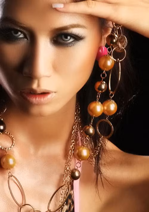 Khi bài phỏng vấn "thật thà" của Ngọc Trinh gây sốc, Trang Trần cũng góp mặt ca ngợi sự thật thà của Ngọc Trinh khi thừa nhận sống trên đồng tiền của đại gia trong khi dư luận thì "ném đá". Và nghiễm nhiên, cái tên Trang Trần luôn được nhắc tới mỗi khi ai đó nói về Ngọc Trinh. Khi bài phỏng vấn "thật thà" của Ngọc Trinh gây sốc, Trang Trần cũng góp mặt ca ngợi sự thật thà của Ngọc Trinh khi thừa nhận sống trên đồng tiền của đại gia trong khi dư luận thì "ném đá". Và nghiễm nhiên, cái tên Trang Trần luôn được nhắc tới mỗi khi ai đó nói về Ngọc Trinh.