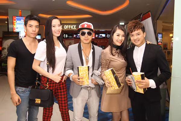 Từ sau khi công khai tình cảm đến nay, Chung Thục Quyên và bạn trai Philip Lê luôn "sát cánh bên nhau" trong hầu hết mọi sự kiện.