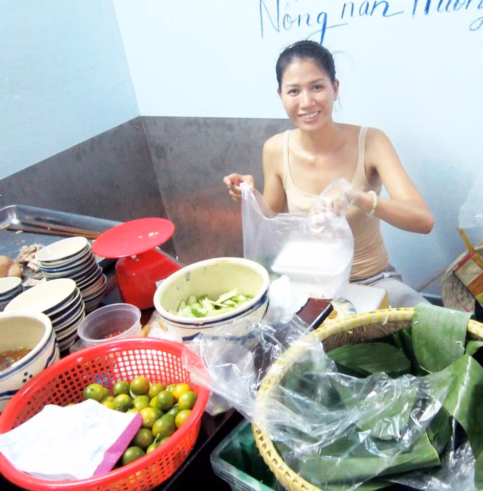 Bà chủ quán bún đậu - người mẫu Trang Trần. Bà chủ quán bún đậu - người mẫu Trang Trần.