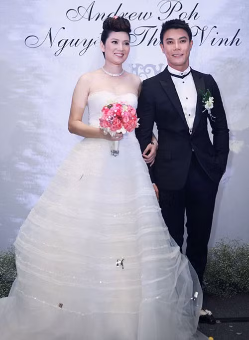 Thúy Vinh chia sẻ dự định sau khi sinh con: “Tôi sẵn sàng tạm dừng nhiều việc để dành thời gian chăm sóc con. Hơn nữa, tôi có thể điều hành công việc bằng điện thoại và bằng máy tính ngay tại nhà. Còn chồng tôi sẽ về Việt Nam ở một thời gian dài để gần gũi và chăm sóc con, dự định là 2 năm. Sau đó chúng tôi mới tính tiếp chuyện tương lai xa hơn.”
