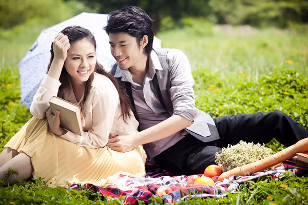 Sau khi kết thúc vai diễn trong "Scandal" của "bạn trai tin đồn" Victor Vũ, Vân Trang liền nhận lời đóng phim truyền hình mới. Cô đang tất bật ở Huế để quay phim. Nữ diễn viên 9X chia sẻ, từ đầu năm đến nay, cô không có nhiều thời gian để nghỉ ngơi vì lịch quay phim dày đặc. Tuy nhiên, diễn xuất là niềm đam mê lớn nhất trong cuộc sống nên cô không bao giờ cảm thấy kiệt sức khi đứng trước ống kính máy quay. (Theo Ngôi sao) Sau khi kết thúc vai diễn trong "Scandal" của "bạn trai tin đồn" Victor Vũ, Vân Trang liền nhận lời đóng phim truyền hình mới. Cô đang tất bật ở Huế để quay phim. Nữ diễn viên 9X chia sẻ, từ đầu năm đến nay, cô không có nhiều thời gian để nghỉ ngơi vì lịch quay phim dày đặc. Tuy nhiên, diễn xuất là niềm đam mê lớn nhất trong cuộc sống nên cô không bao giờ cảm thấy kiệt sức khi đứng trước ống kính máy quay. (Theo Ngôi sao)
