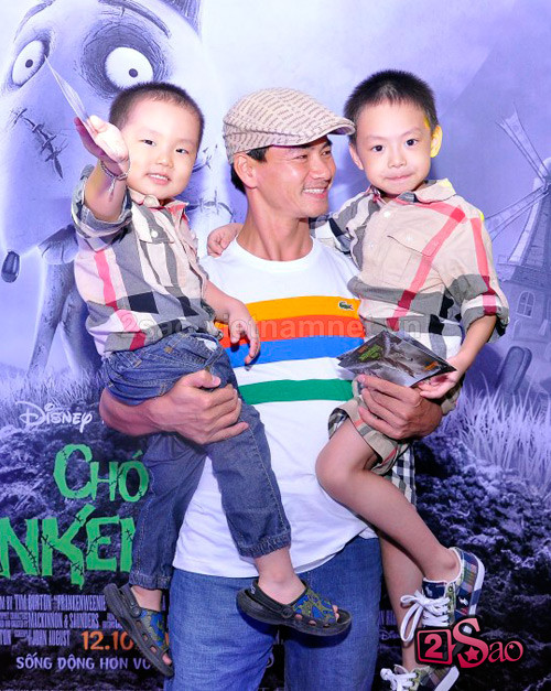 Rất hiếm khi danh hài Xuân Bắc đưa cả vợ và hai cậu quý tử lộ diện trước báo giới nhưng tối qua, anh đã phá lệ, đựa cả gia đình đi xem ra mắt bộ phim "Chó ma - Frankenweenie".