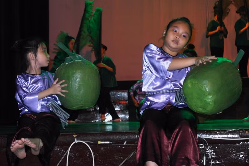 Những học trò của NSND Đặng Hùng - Vương Linh, cũng biểu diễn "đáp lễ" Chí Anh.