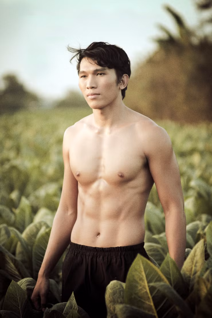 Là một thanh niên chất phác, Xòn làm công cho điền trang Thái Huyền Trang, bên cạnh con suối Lồ Ô thơ mộng của ông chủ Nam Thành.