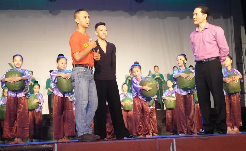 Chí Anh đã tự hào khoe những học trò của mình với NSND Đặng Hùng.