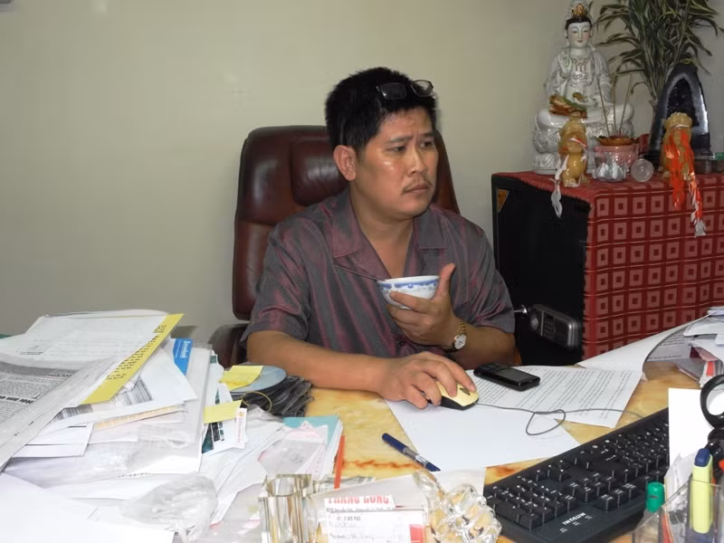 Ngồi lì trong văn phòng, bên một chồng giấy tờ sổ sách, ăn qua loa thế này là chuyện thường ngày của....Phước Sang.