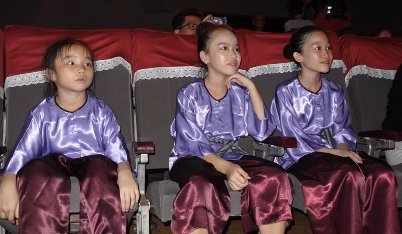 Các học trò của Linh Nga hào hứng xem màn biểu diễn...