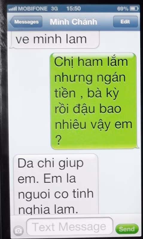 Bà Chung Ngọc Nhi đã nhắn tin hỏi Minh Chánh giá ngôi vị Hoa hậu Phu nhân Người Việt Thế giới đã bán cho Thu Hoài và vờ hỏi xem nếu bà đi thi Hoa hậu Phu nhân Người Việt Thế giới lần sau, Minh Chánh có bán giải cho mình giá "mềm" hơn không. (Tin nhắn nền màu xanh là của bà Nhi, nền màu trắng là của Minh Chánh).