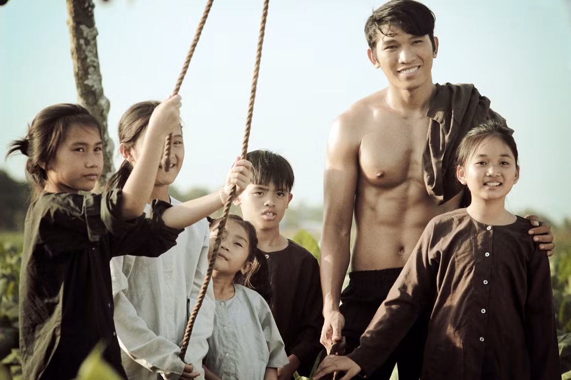Các em nhỏ nghèo, xa nhà bôn ba kiếm sống chính là niềm vui cho Xòn.