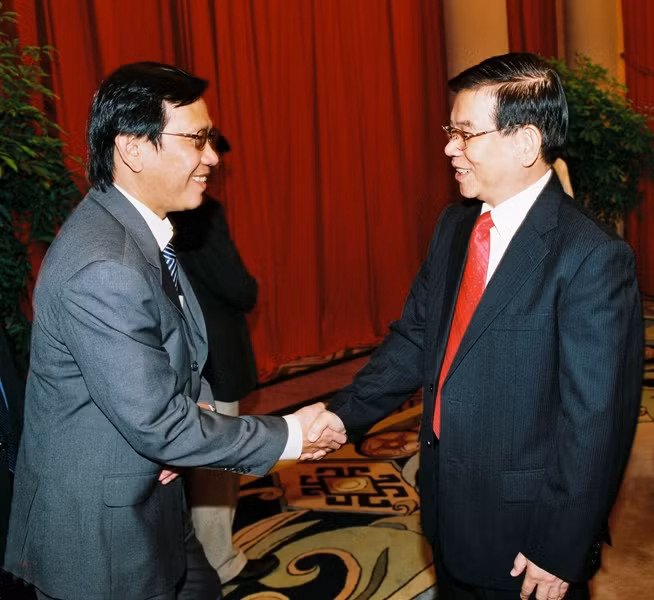 Ông Lê Chí Hiếu - Tổng giám đốc công ty ThuDuc House gặp Chủ tịch nước Nguyễn Minh Triết nhân dịp đón nhận danh hiệu Doanh nhân tiêu biểu năm 2009