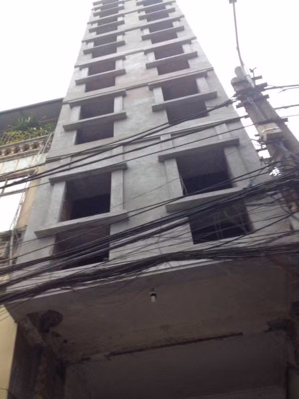 Công trình tại số 292, đường Láng, phố Thái Thịnh xây lên đến 10 tầng đang đi vào hoàn thiện (Ảnh Văn Minh)