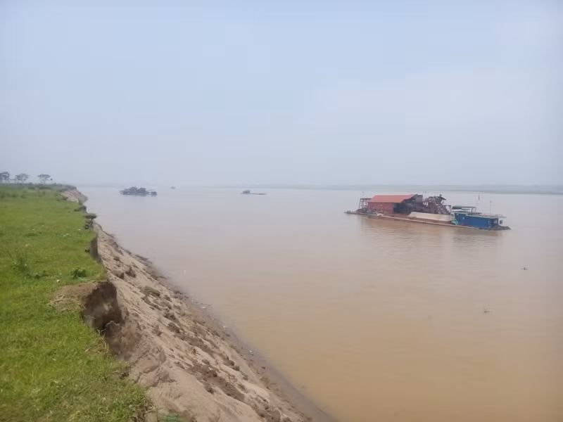 Hàng ngày vẫn có những con tàu cuốc thi nhau tận thu khoáng sản trên sông Hồng qua địa bàn xã Vân Hà, huyện Phúc Thọ, Hà Nội (Ảnh Thanh Bình) Hàng ngày vẫn có những con tàu cuốc thi nhau tận thu khoáng sản trên sông Hồng qua địa bàn xã Vân Hà, huyện Phúc Thọ, Hà Nội (Ảnh Thanh Bình)