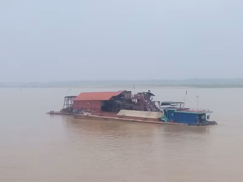 Một con tàu khai thác cát trái phép trên địa bàn xã Vân Hà, huyện Phúc Thọ đã được lực lượng chức năng bắt giữ ngày 25/4 (Ảnh Thanh Bình) Một con tàu khai thác cát trái phép trên địa bàn xã Vân Hà, huyện Phúc Thọ đã được lực lượng chức năng bắt giữ ngày 25/4 (Ảnh Thanh Bình)