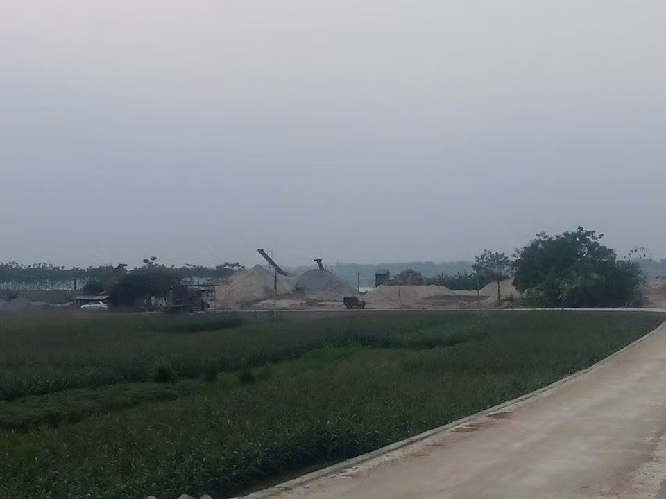Người dân xã Phương Độ, huyện Phúc Thọ, Hà Nội mong muốn dẹp bỏ hai địa điểm tập kết cát để không ảnh hưởng đến năng suất canh tác của bà con địa phương (Ảnh Minh Chí)