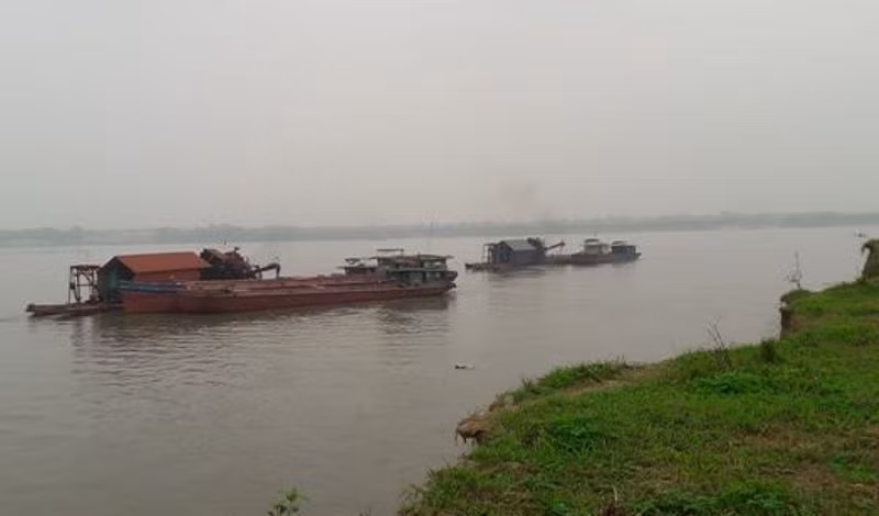Tình trạng khai thác khoáng sản diễn ra giữa ban ngày nhưng chính quyền "bất lực" (Ảnh nguồn báo Gia Đình Việt Nam)