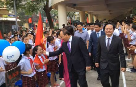 Thủ tướng Nguyễn Xuân Phúc đến dự Lễ khai giảng năm học mới tại Trường Nguyễn Đình Chiểu, Hà Nội. Ảnh: Hà Nội Mới