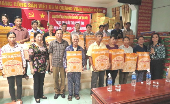 Phu Nhân Chủ tịch nước bà Nguyễn Thị Hiền tặng quà cho bà con tại xã Cảnh Dương và Cảnh Hoá huyện Quảng Trạch tỉnh Quảng Bình. Phu Nhân Chủ tịch nước bà Nguyễn Thị Hiền tặng quà cho bà con tại xã Cảnh Dương và Cảnh Hoá huyện Quảng Trạch tỉnh Quảng Bình.