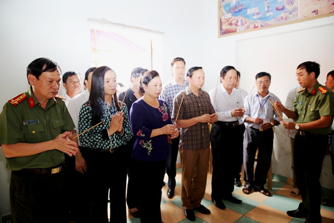 Phu Nhân Chủ tịch nước Trần Đại Quang thăm gia đình cháu bé bị lũ cuốn trôi tại xã Hưng Trung, huyện Hưng Nguyên. Phu Nhân Chủ tịch nước Trần Đại Quang thăm gia đình cháu bé bị lũ cuốn trôi tại xã Hưng Trung, huyện Hưng Nguyên.