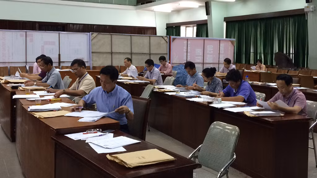Giám khảo đang chấm thi tại một cụm thi ở Hà Nội (Ảnh nguồn: Thanhnien.vn).