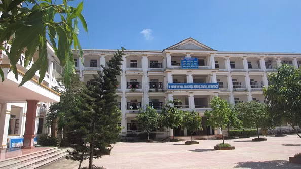 Trường Trung học Cơ sở Nam Hồng, thị xã Hồng Lĩnh là một trong những trường đã bỏ mô hình VNEN trong năm học 2016-2017. Trường Trung học Cơ sở Nam Hồng, thị xã Hồng Lĩnh là một trong những trường đã bỏ mô hình VNEN trong năm học 2016-2017.