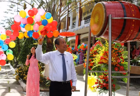 Phó Thủ tướng Trương Hòa Bình đánh trống khai giảng năm học mới tại Trường Trung học Phổ thông Nguyễn Hữu Thọ. Ảnh: VGP