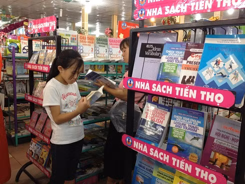 Phụ huynh đưa con đi mua sách tham khảo (Ảnh: Nguyễn Huyền). Phụ huynh đưa con đi mua sách tham khảo (Ảnh: Nguyễn Huyền).