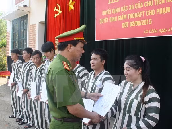 Lãnh đạo Công an tỉnh Lai Châu trao quyết định đặc xá cho các phạm nhân năm 2015. Ảnh: Nguyễn Duy/TTXVN