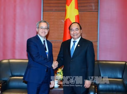 Thủ tướng Nguyễn Xuân Phúc tiếp ông Richard Samans Giám đốc điều hành Diễn đàn Kinh tế thế giới (WEF). Thủ tướng Nguyễn Xuân Phúc tiếp ông Richard Samans Giám đốc điều hành Diễn đàn Kinh tế thế giới (WEF).