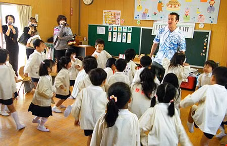 Giáo dục Nhật Bản tạo ra những con người biết cống hiến cho đất nước trên nền tảng “kỷ luật thép” và sự chia sẻ gánh nặng với mọi người xung quanh (Ảnh: plo.vn). Giáo dục Nhật Bản tạo ra những con người biết cống hiến cho đất nước trên nền tảng “kỷ luật thép” và sự chia sẻ gánh nặng với mọi người xung quanh (Ảnh: plo.vn).