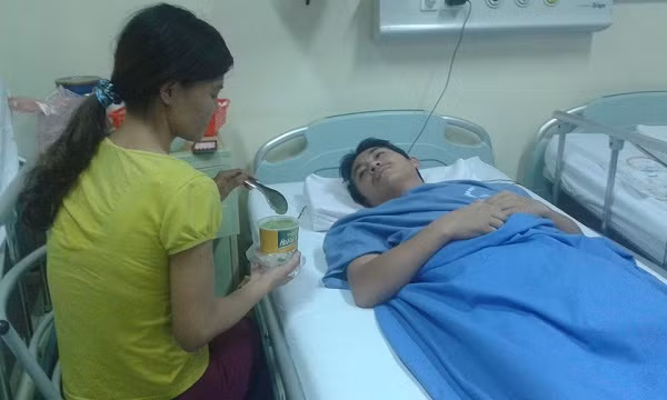 Vợ chồng anh Phúc đang từng ngày đối mặt với những nỗi đau, nỗi lo cuộc đời. Vợ chồng anh Phúc đang từng ngày đối mặt với những nỗi đau, nỗi lo cuộc đời.