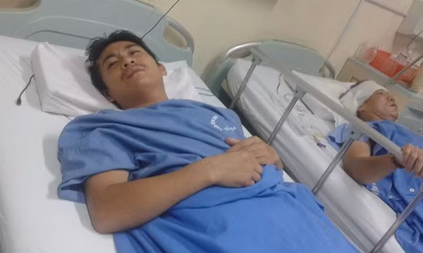 Không may bị tai nạn, từ người trụ cột gia đình, anh Phúc phải nằm liệt giường nửa tỉnh nửa mê. Không may bị tai nạn, từ người trụ cột gia đình, anh Phúc phải nằm liệt giường nửa tỉnh nửa mê.