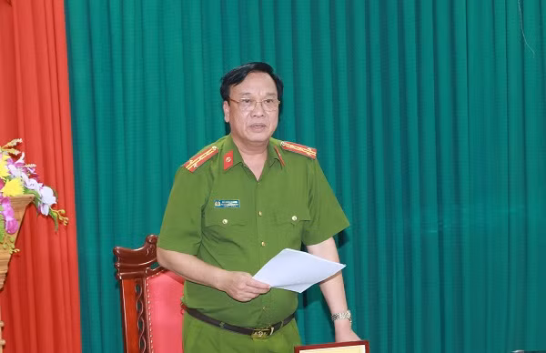Đại tá Bùi Đình Quang công bố quyết định khởi tố vụ án (Ảnh: conganhatinh.gov.vn). Đại tá Bùi Đình Quang công bố quyết định khởi tố vụ án (Ảnh: conganhatinh.gov.vn).
