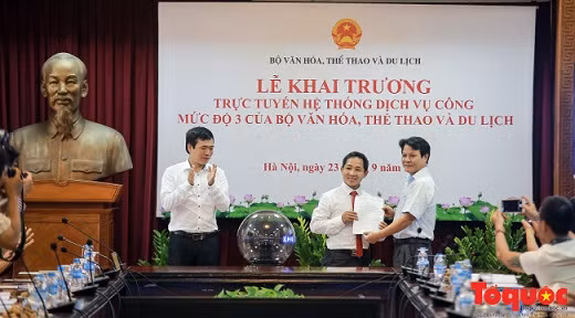 Trao giấy phép được cấp trực tuyến cho đại diện doanh nghiệp. Trao giấy phép được cấp trực tuyến cho đại diện doanh nghiệp.