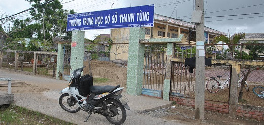 Lý do gì khiến cổng chính không được mở?