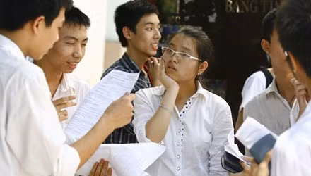Một vài thí sinh vừa tham gia kì thi Tốt nghiệp Trung học Phổ thông (Ảnh: tienphong.vn). Một vài thí sinh vừa tham gia kì thi Tốt nghiệp Trung học Phổ thông (Ảnh: tienphong.vn).