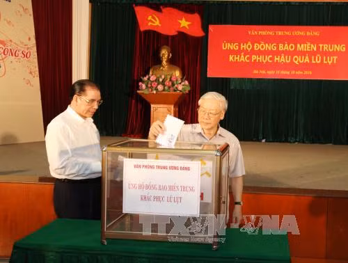 Tổng Bí thư Nguyễn Phú Trọng và nguyên Tổng Bí thư Nông Đức Mạnh quyên góp ủng hộ đồng bào miền Trung. Tổng Bí thư Nguyễn Phú Trọng và nguyên Tổng Bí thư Nông Đức Mạnh quyên góp ủng hộ đồng bào miền Trung.