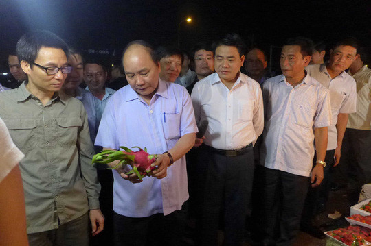 Rạng sáng nay 27-9, Thủ tướng Nguyễn Xuân Phúc đã bất ngờ có chuyến kiểm tra đột xuất chợ đầu mối rau quả Long Biên và xã chuyên canh rau sạch Văn Đức, Hà Nội (Ảnh: nld.com.vn). Rạng sáng nay 27-9, Thủ tướng Nguyễn Xuân Phúc đã bất ngờ có chuyến kiểm tra đột xuất chợ đầu mối rau quả Long Biên và xã chuyên canh rau sạch Văn Đức, Hà Nội (Ảnh: nld.com.vn).
