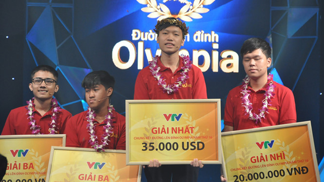 Niềm vui của Hồ Đắc Thanh Chương khi giành vòng nguyệt quế Olympia 2016 (Ảnh: thanhnien.vn).