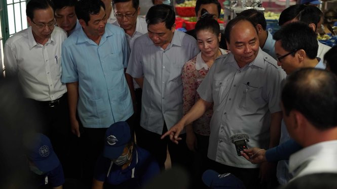 Chuyến vi hành kiểm tra vệ sinh an toàn thực phẩm của Thủ tướng Nguyễn Xuân Phúc sáng 8/10 (Ảnh: tuoitre.vn). Chuyến vi hành kiểm tra vệ sinh an toàn thực phẩm của Thủ tướng Nguyễn Xuân Phúc sáng 8/10 (Ảnh: tuoitre.vn).