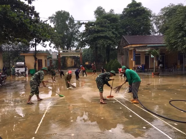 Nhiều giáo viên Hương Khê vẫn bám trường, khắc phục sự tàn phá của lũ ảnh 4