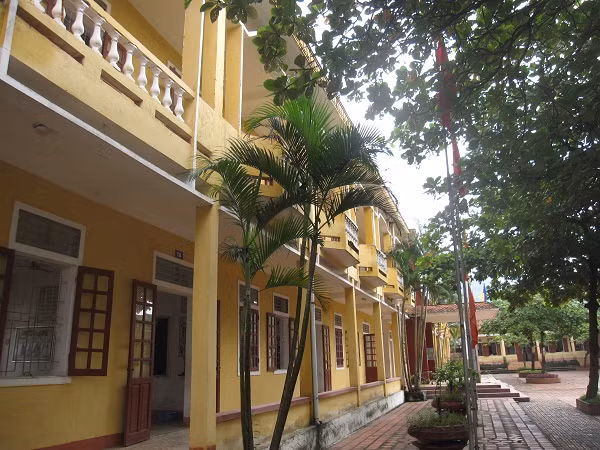 Trường Trung học Cơ sở Nam Hồng (thành phố Hà Tĩnh) là một trong những trường đã bỏ mô hình VNEN trong năm học 2016-2017. Trường Trung học Cơ sở Nam Hồng (thành phố Hà Tĩnh) là một trong những trường đã bỏ mô hình VNEN trong năm học 2016-2017.