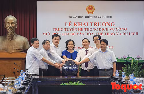 Thứ trưởng Bộ Văn hóa Thể thao và Du lịch Đặng Thị Bích Liên, ông Vi Quang Đạo, Tổng Giám đốc Cổng Thông tin Chính phủ đã đến dự và ấn nút khai trương. Thứ trưởng Bộ Văn hóa Thể thao và Du lịch Đặng Thị Bích Liên, ông Vi Quang Đạo, Tổng Giám đốc Cổng Thông tin Chính phủ đã đến dự và ấn nút khai trương.