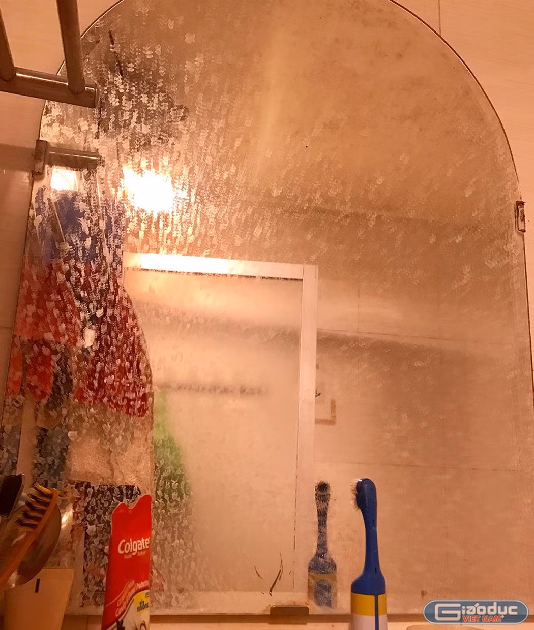 Người dân sống tại ngõ 26 phố Tư Đình, phường Long Biên, Hà Nội khốn khổ vì nước bẩn. Nước ở khu vực này được cung cấp từ Nhà máy nước sạch số 2. ảnh: KV. Người dân sống tại ngõ 26 phố Tư Đình, phường Long Biên, Hà Nội khốn khổ vì nước bẩn. Nước ở khu vực này được cung cấp từ Nhà máy nước sạch số 2. ảnh: KV.