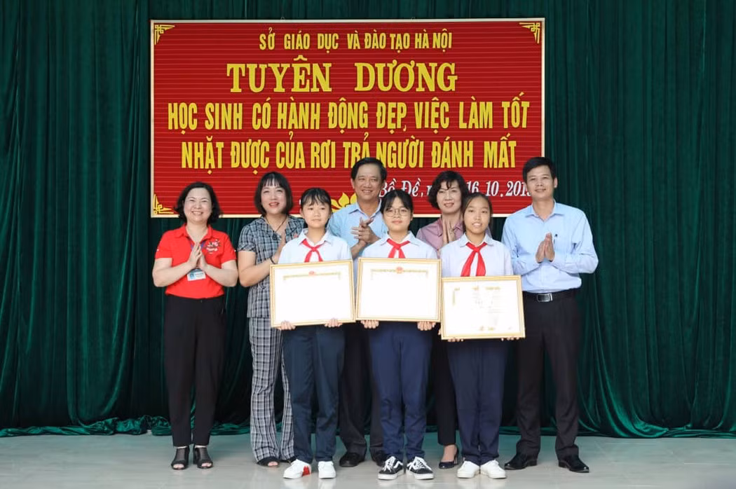 3 học sinh tại buổi lễ tuyên dương ngày 16/10. Ảnh: Nhà trường cung cấp 3 học sinh tại buổi lễ tuyên dương ngày 16/10. Ảnh: Nhà trường cung cấp
