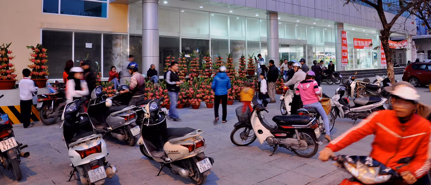 Thanh long cảnh thu hút nhiều người dân đến xem và mua.