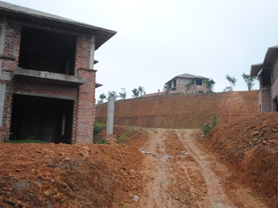 Đồi Đá Bạc bị san phẳng để xây biệt thự. Đồi Đá Bạc bị san phẳng để xây biệt thự.