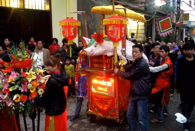 Hòa chung vào đám rước, cả xã chìm ngập trong ánh đèn lồng rực rỡ, cùng tiếng trống chiêng tưng bừng của lễ hội.